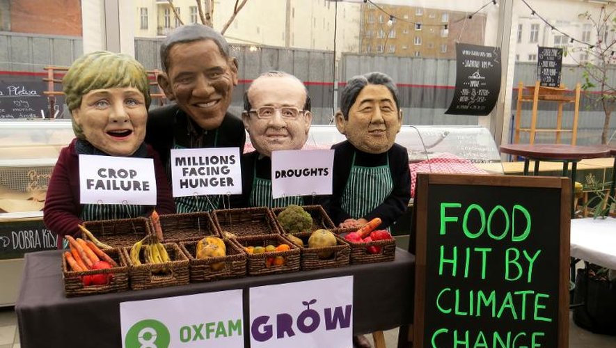Des militants de l'organisation Oxfam portent des masques représentant de grands dirigeants pour les interpeller sur les conséquences de la pollution sur les aliments, le 10 novembre 2013 à Varsovie