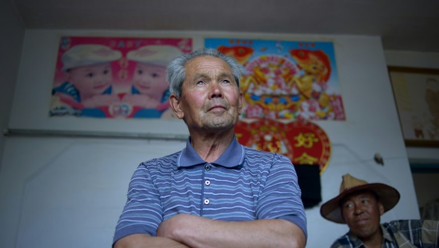 Le métis sino-russe Xu Yingjie (c), 76 ans, le 3 juillet 2015 chez lui à Hongjiang, dans le nord-est de la Chine