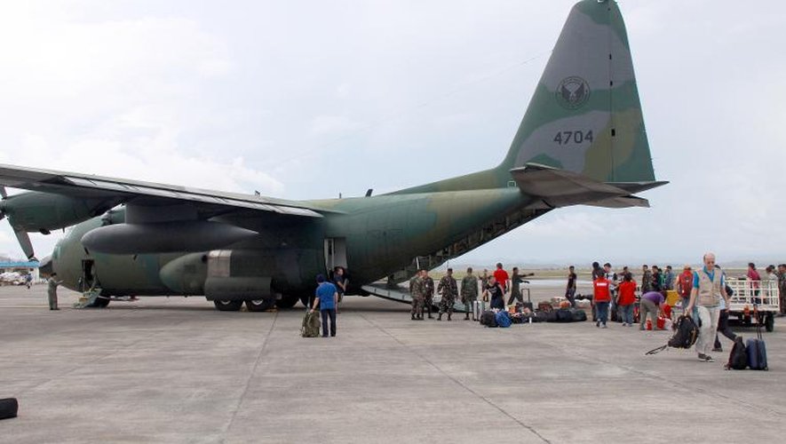 Un avion affreté par le Programme alimentaire mondial vient aider le gouvernement philippin après le passage du typhon Haiyan, le 11 novembre 2013