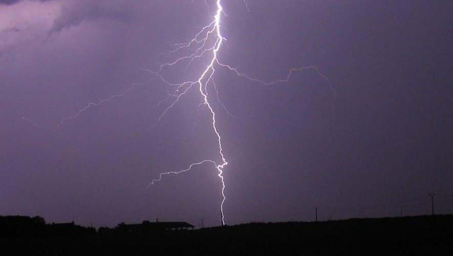 Les orages attendus peuvent prendre un caractère violent, pouvant s'accompagner de fortes précipitations, de chutes de grêle, d'une activité électrique intense et d'un coup de vent.