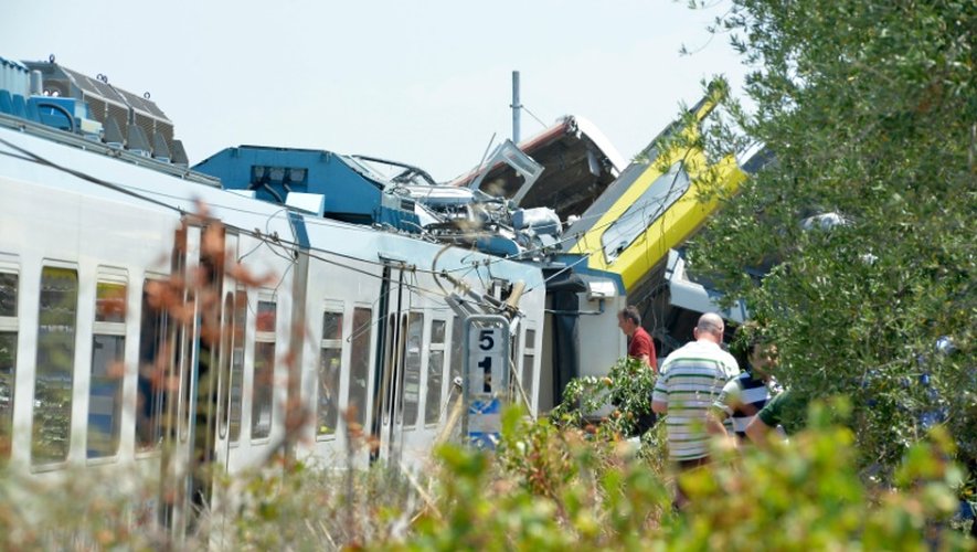 Des équipes de secours à l'oeuvre après la collision de deux trains, le 12 juillet 2016 près de Corato en Italie