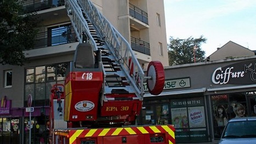 Les pompiers ont été appelés pour secourir la dame cloîtrée sur son balcon.