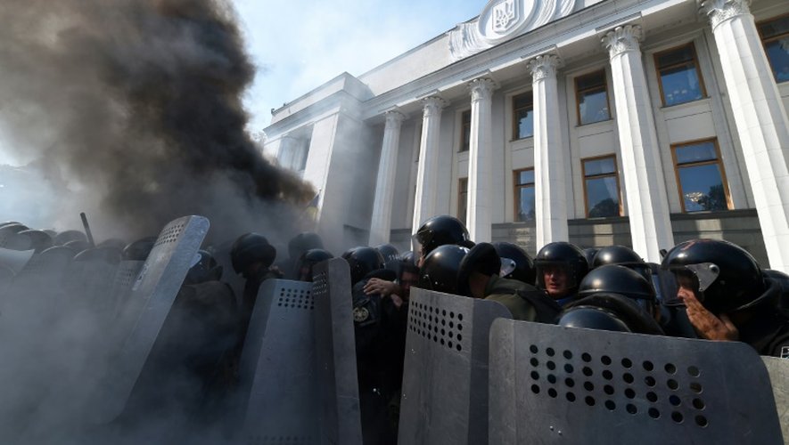 Des affrontements entre les forces de l'ordre ukrainiennes et des manifestants nationalistes, devant le Parlement ukrainien à Kiev le 31 août 2015
