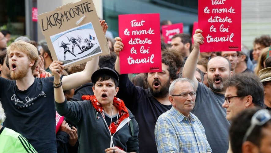 Des manifestants contre la loi travail lancent des œufs sur des participants au meeting d'Emmanuel Macron à La Mutualité, le 12 juillet 2016 à Paris