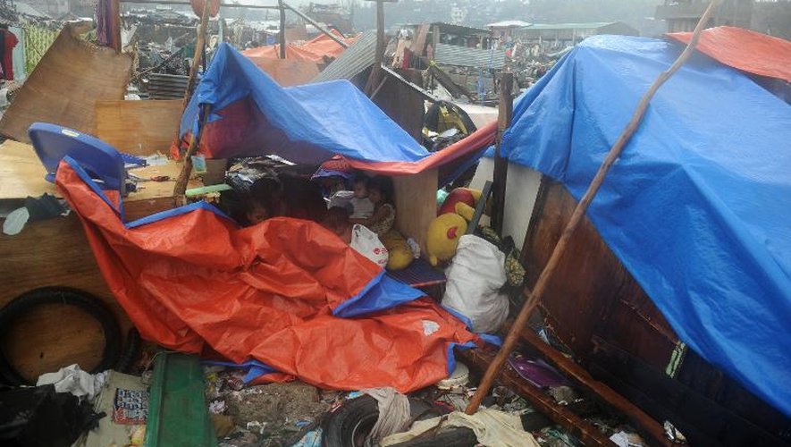 Des survivants abrités sous des tentes le 12 novembre 2013 à Tacloban