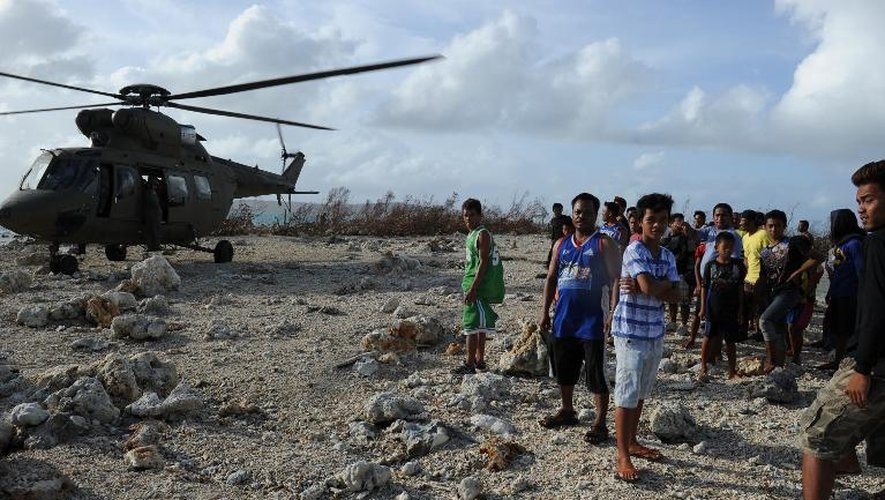 Un avion militaire apporte des vivres le 11 novembre 2013 à Guiuan