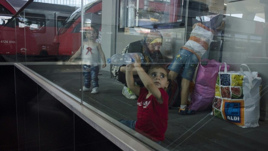 Des enfants syriens et leurs parents attendent un train pour l'Allemagne, dans la gare de Vienne en Autriche le 31 août 2015