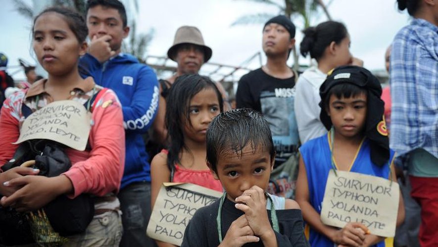 Des survivants attendent de l'aide le 12 novembre 2013 à l'aéroport de Tacloban