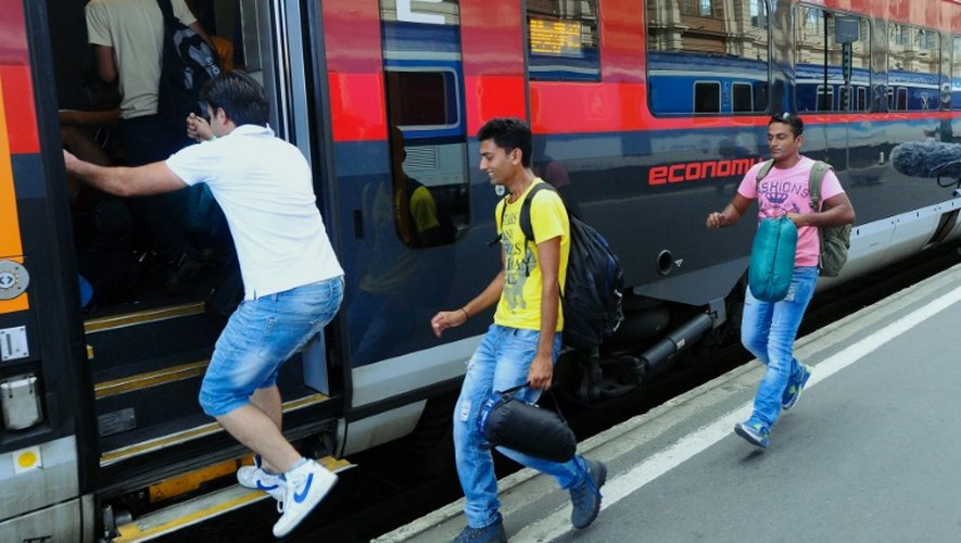 Des migrants courent pour monter à bord d'un train en partance pour l'Autriche et l'Allemagne, à Budapest dans la gare de Keleti le 31 août 2015