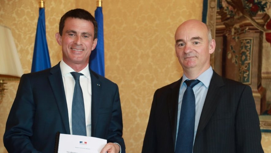 Le Premier ministre Manuel Valls et le professeur d'université Yannick L'Horty le 12 juillet 2016 à Paris