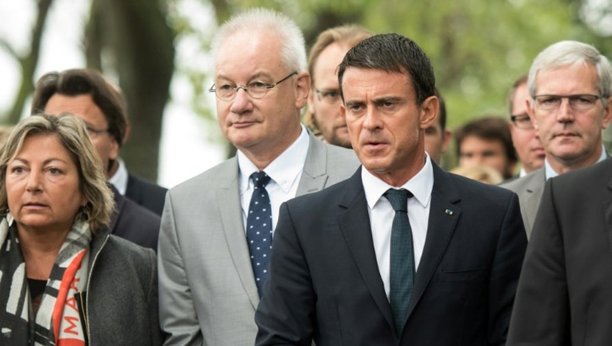 Le Premier ministre Manuel Valls (C) arrive à Calais le 31 août 2015