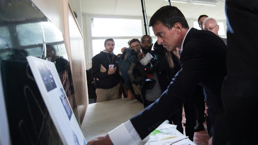 Le Premier ministre Manuel Valls visite un centre d'accueil pour les migrants, le 31 août 2015 à Calais