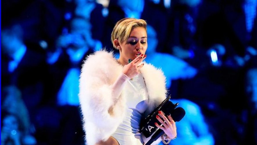 MTV EMA 2013 : Miley Cyrus sexy et provocante fume un joint sur scène ! PHOTOS ET VIDEO