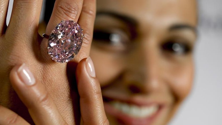 Le plus gros diamant rose au monde est présenté le 25 septembre 2013 à Genève avant sa mise aux enchères par la maison Sotheby's pour un prix estimé de quelque 60 millions de dollars (48,7 millions d'euros)
