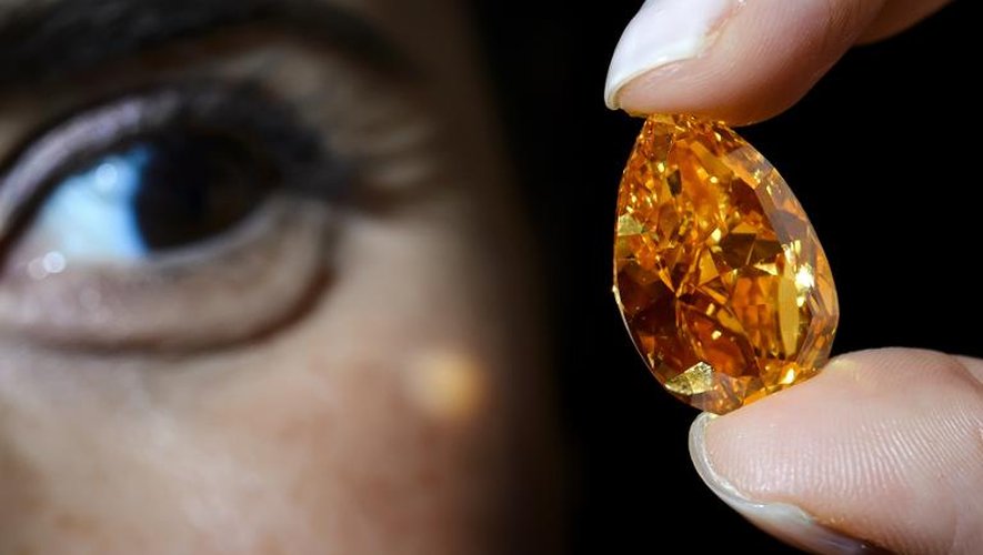 Le diamant orange de 14,82 carats dont la taille se rapproche de celle d'une grosse amande est présenté le 31 octobre 2013 à Genève