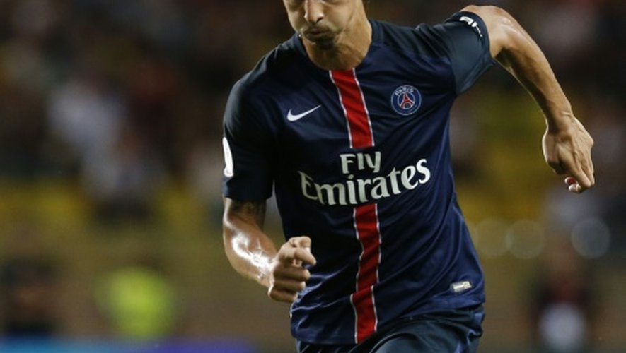 L'attaquant du PSG Zlatan Ibrahimovic ballon au pied contre Monaco en Ligue 1 le 30 août 2015 au stade Louis II