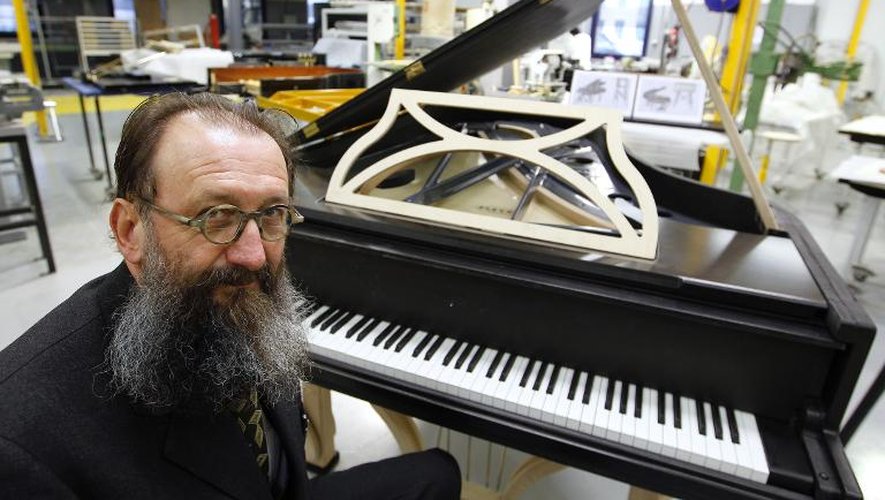 Le designer italien Michel de Lucchi pose le 3 décembre 2010 en face d'un piano qu'il a dessiné pour Pleyel