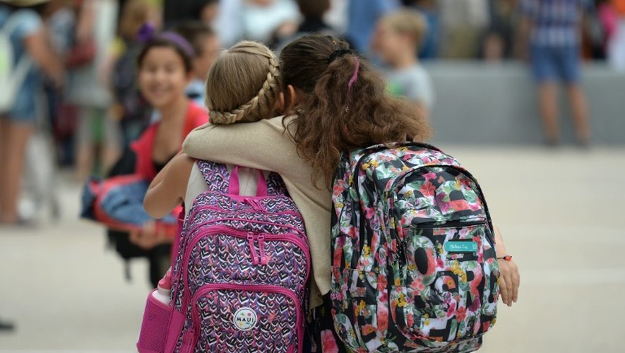 Deux petites filles se retrouvent pour le premier jour de la rentrée scolaire, à l'école européenne de Strasbourg