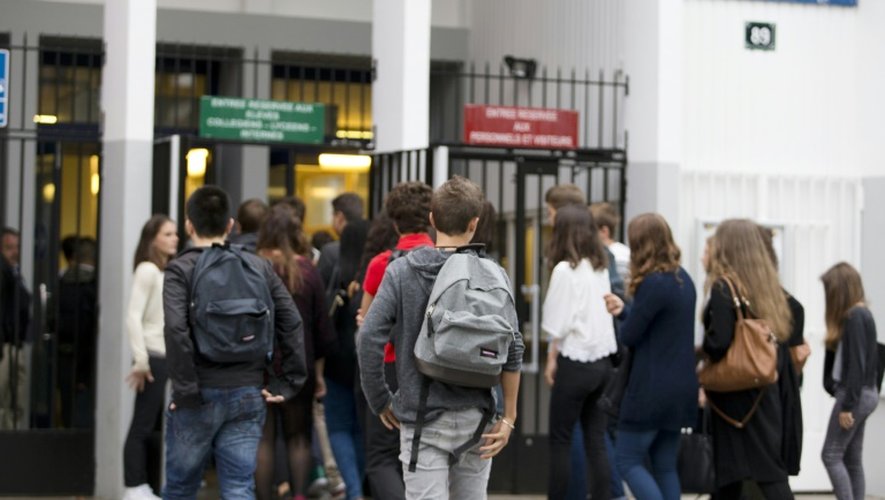 Les étudiants arrivent au lycée Maurice Ravel à Paris, dans le XXème