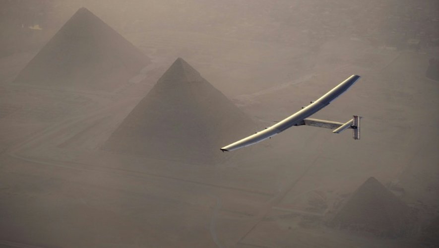 Solar Impulse 2, piloté par André Borschberg, vole au dessus des pyramides de Gizeh le 13 juillet 2016 en Egypte