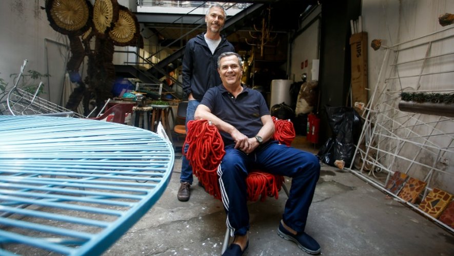 Les designers brésiliens Humberto (g)et Fernando Campana dans leur studio à Sao Paulo, au Brésil, le 4 juillet 2016