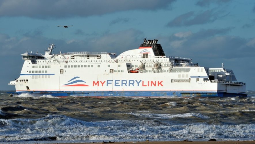 Un bateau de la compagnie MyFerryLink quitte le port de Calais, le 4 novembre 2012