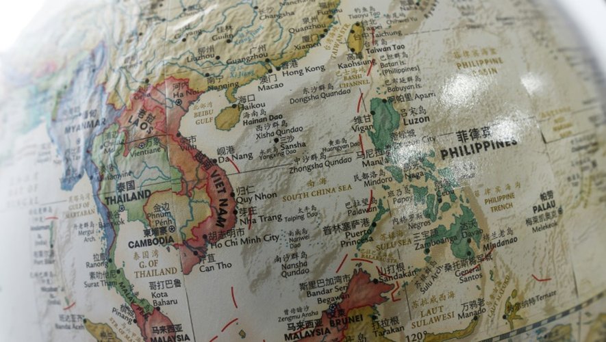 La mer de Chine méridionale vue sur un globe en vente dans une librairie de Pékin le 15 juin 2015