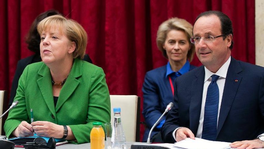 La chancelière allemande Angela Merkel et le président français François Hollande lors de la conférence consacrée à la lutte contre le chômage des jeunes en Europe, le 12 novembre 2013 à Paris