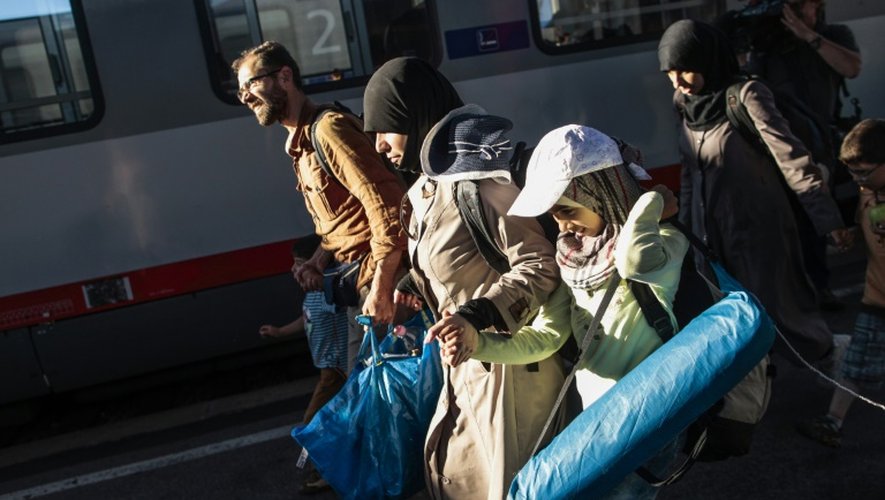 Des migrants en provenance de Budapest, arrivent à la gare de Vienne, le 31 août 2015
