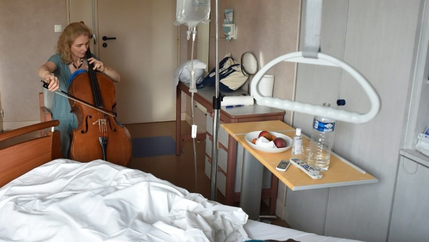 La violoncelliste musicothérapeuthe Claire Oppert au chevet d'un patient, le 11 juillet 2016 à Paris