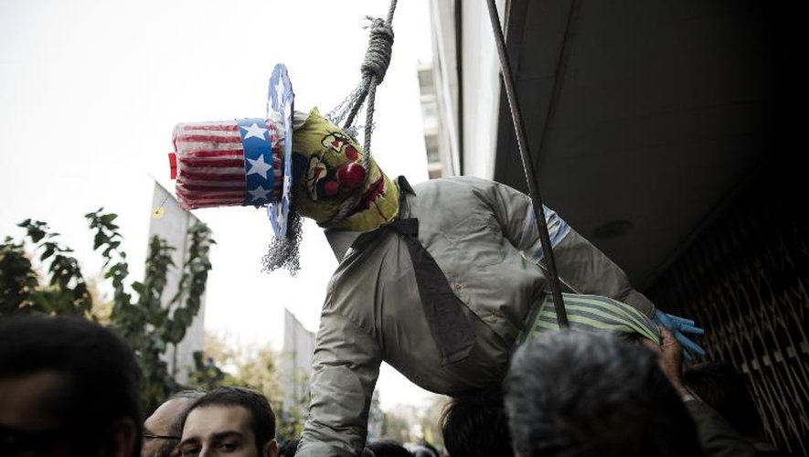 Un Iranien brandit une effigie de l'oncle Sam devant l'ancienne ambassade des Etats-Unis à Téhéran, le 4 novembre 2013
