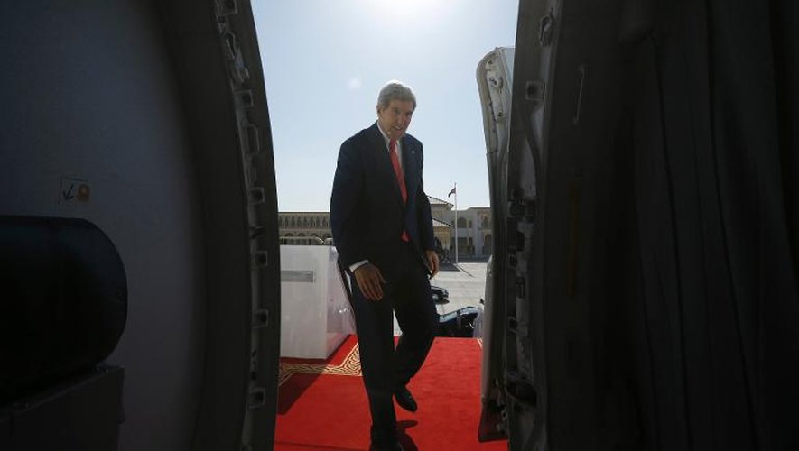 Le secrétaire d'Etat américain John Kerry à sa descente d'avion , le 12 novembre 2013 à Abou Dhabi