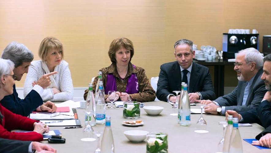 Le secrétaire d'Etat américain John Kerry (g), la chef de la diplomatie européenne Catherine Ashton (c) et son homologue iranien Mohammad Javad Zarif (d), le 9 novembre 2013 à Genève