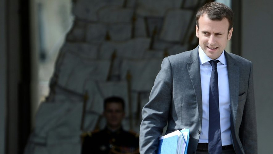 Le ministre de l'Economie Emmanuel Macron quitte l'Elysée après le conseil des ministres le 13 juilet 2016
