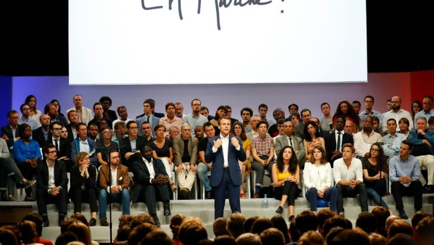 Emmanuel Macron s'exprime lors d'une réunion publique de son mouvement "En Marche" à La Maison de la Mutualité à Paris le 12 juilet 2016