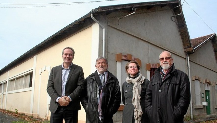 Jean-Paul Linol, maire de Cransac (2e gauche), en compagnie des responsables d'Arev Finance. Le prestataire va investir 4 millions d'euros pour transformer les bâtiments. Il table sur un potentiel de 210000 clients en Aveyron et les départements voisins.
