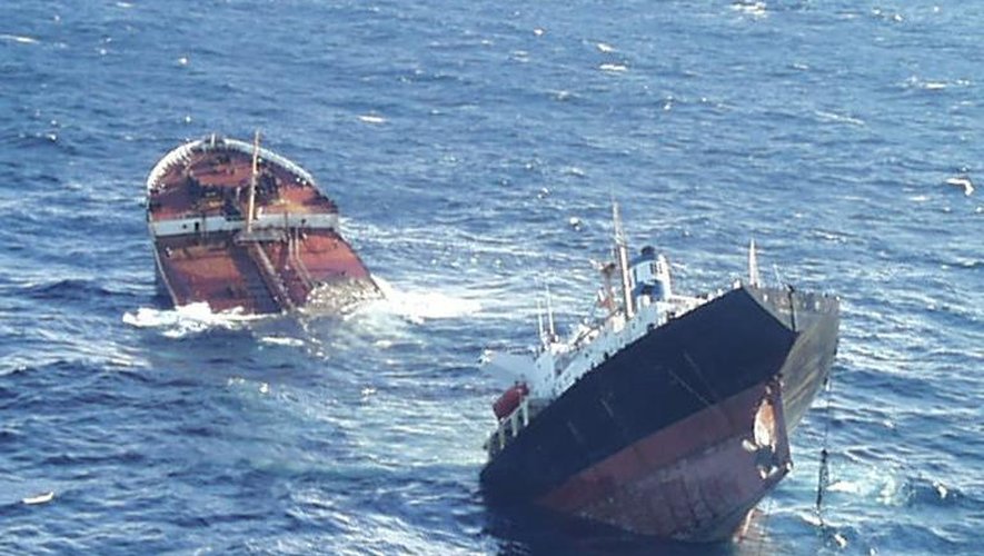 Le pétrolier Le Prestige, coupé, en deux coule au large de la Galice, le 19 novembre 2002