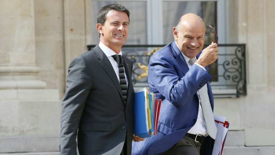 Le Premier ministre Manuel Valls et le secrétaire d'Etat aux relations avec le Parlement, Jean-Marie Le Guen à la sortie du Conseil des ministres le 26 aoout 2015 à l'Elysée à Paris