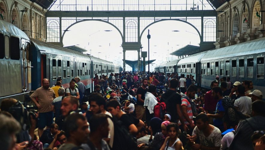 Des migrants lors de l'évacuation de la gare internationale de Budapest, le 1er septembre 2015, en Hongrie