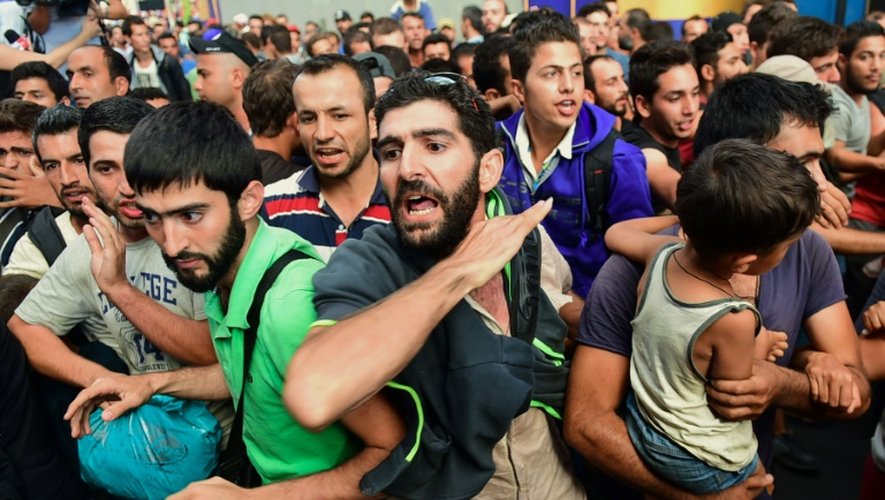 Des migrants protestent contre l'évacuation de la gare internationale de Budapest, le 1er septembre 2015, en Hongrie