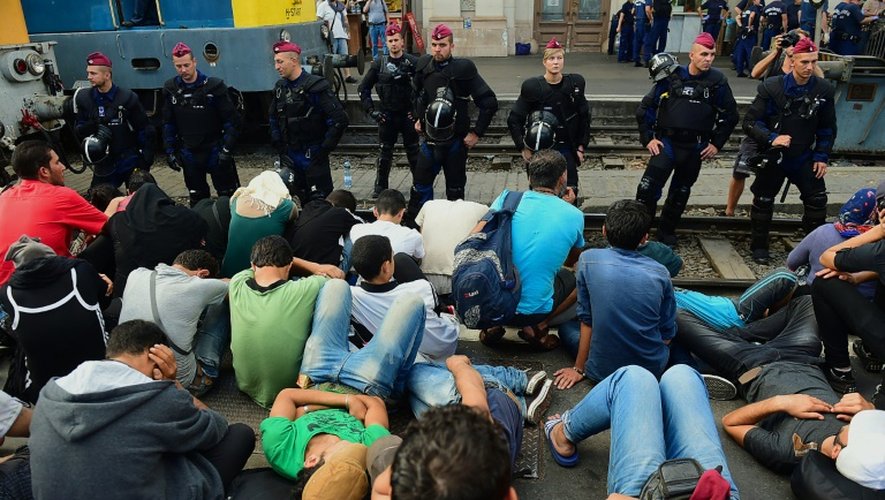Des policiers face à des migrants lors de l'évacuation de la gare internationale de Budapest, le 1er septembre 2015 en Hongrie