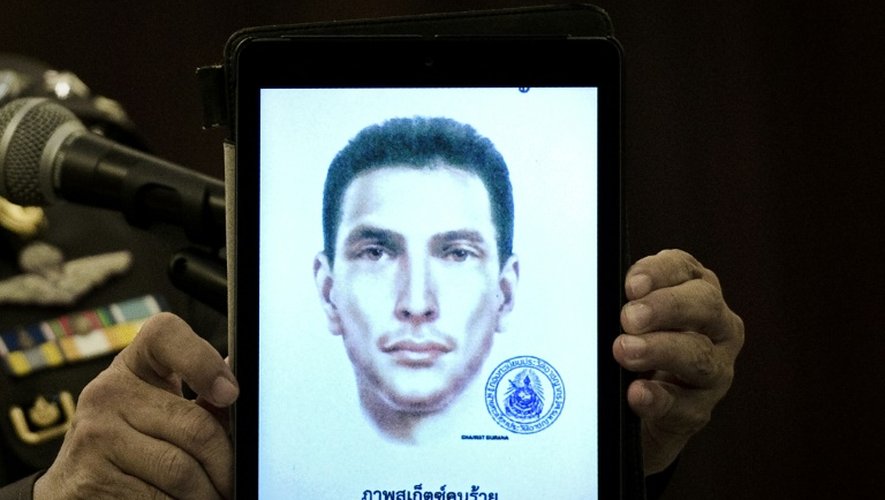 Un responsable de la police thaïlandaise montre le 1er septembre 2015 le portrait-robot d'un étranger recherché dans le cadre de l'enquête sur l'attentat meurtrier de Bangkok