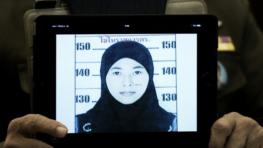 Un responsable de la police montre le 31 août 2015 le portrait-robot de la femme recherchée dans le cadre de l'enquête sur l'attentat de Bangkok