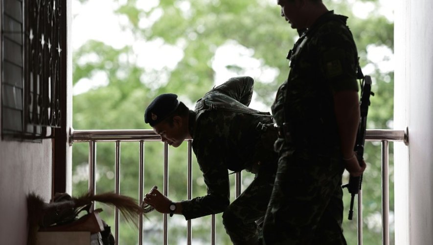 Des soldats thaïlandais enquêtent dans un immeuble près de Bangkok, le 30 août 2015, après l'attentat meurtrier du 17 août