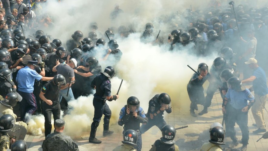 Affrontements entre forces de l'ordre et manifestants nationalistes, le 31 août 2015 à Kiev, en Ukraine
