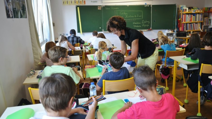Une enseingante au milieu de ses élèves le 1er septembre 2015 dans une école primaire à Aytre dans le sud-ouest de la France