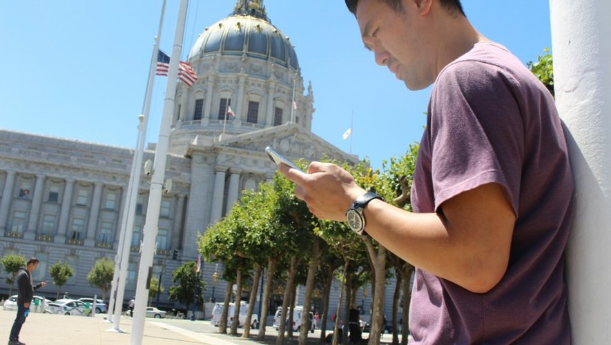 Steven Kong, en pleine partie de Pokémon Go, devant la mairie de San Francisco