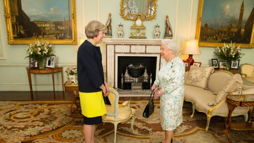 Theresa May au Buckingham Palace avec Elizabeth II avant d'être officiellement investie comme Premier ministre britannique et chargée par la reine de former le nouveau gouvernement, le 13 juillet 2016