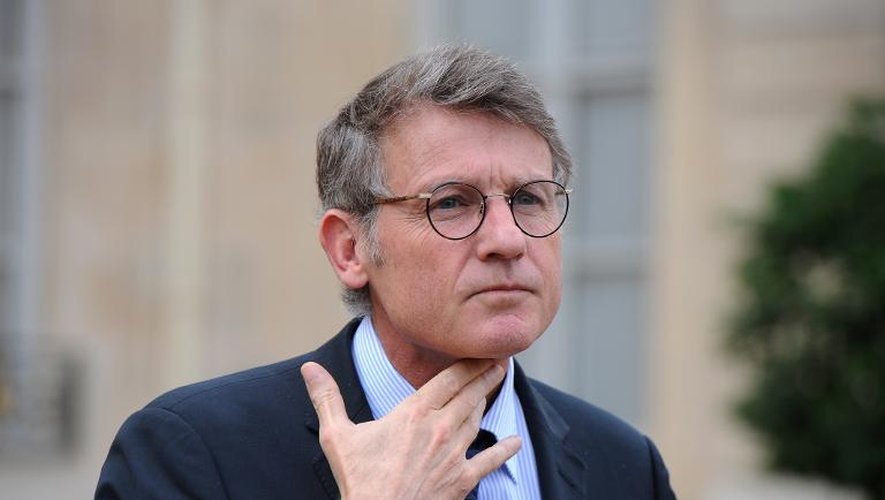 Vincent Peillon le 6 novembre 2013 à la sortie du Conseil des ministres à Paris