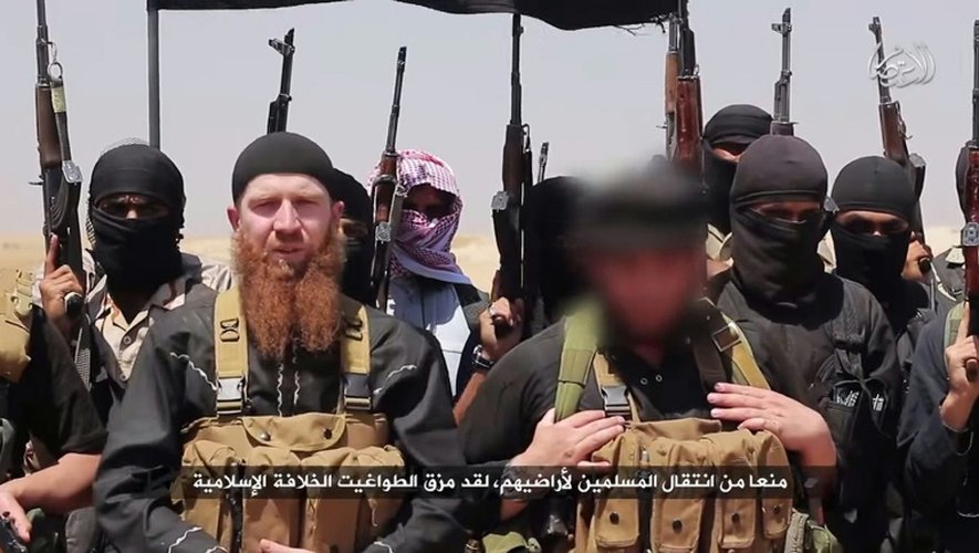Image fournie le 29 juin 2014 par une agence liée au groupe Etat islamique, sur laquelle figure "Omar le Tchétchène", entouré de jihadistes présumés, entre l'Irak et la Syrie